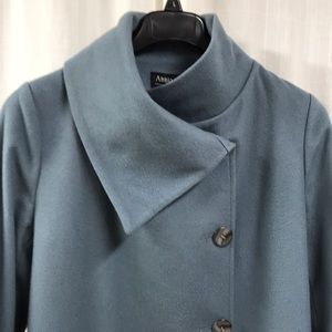 Wool coat with stylish collar.